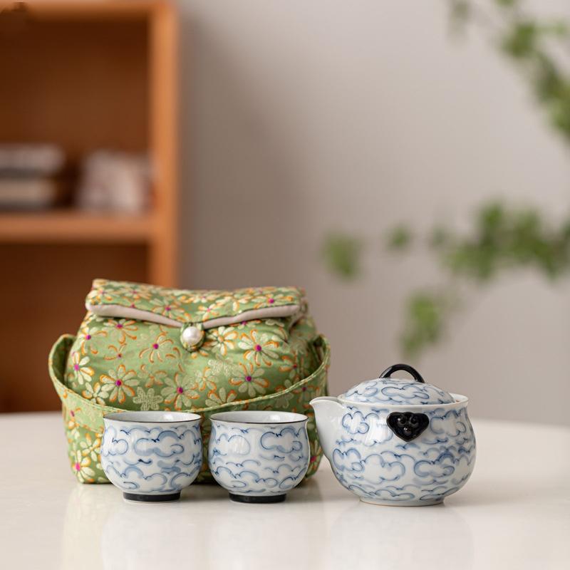 Hand Drawn Auspicious Clouds Travel Tea Set 1Pot 2Cups 1Bag Portable Kuaike Cup Office Outdoor Camping Tea Maker Tea Ceremony Three-piece Set
Hand Drawn Auspicious Clouds Travel Tea Set 1Pot 2Cups 1Bag Portable Kuaike Cup Office Outdoor Camping Tea Maker Tea Ceremony Three-piece Set