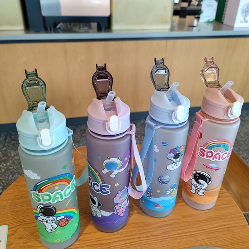 800ML High Capacity Cartoon Astronaut Plastic Space Cup Leak Proof Portable Rope Sippy Cup Water Cup With Latch Outdoor Travel 0.8L зелёный
800ML High Capacity Cartoon Astronaut Plastic Space Cup Leak Proof Portable Rope Sippy Cup Water Cup With Latch Outdoor Travel 0.8L зелёный