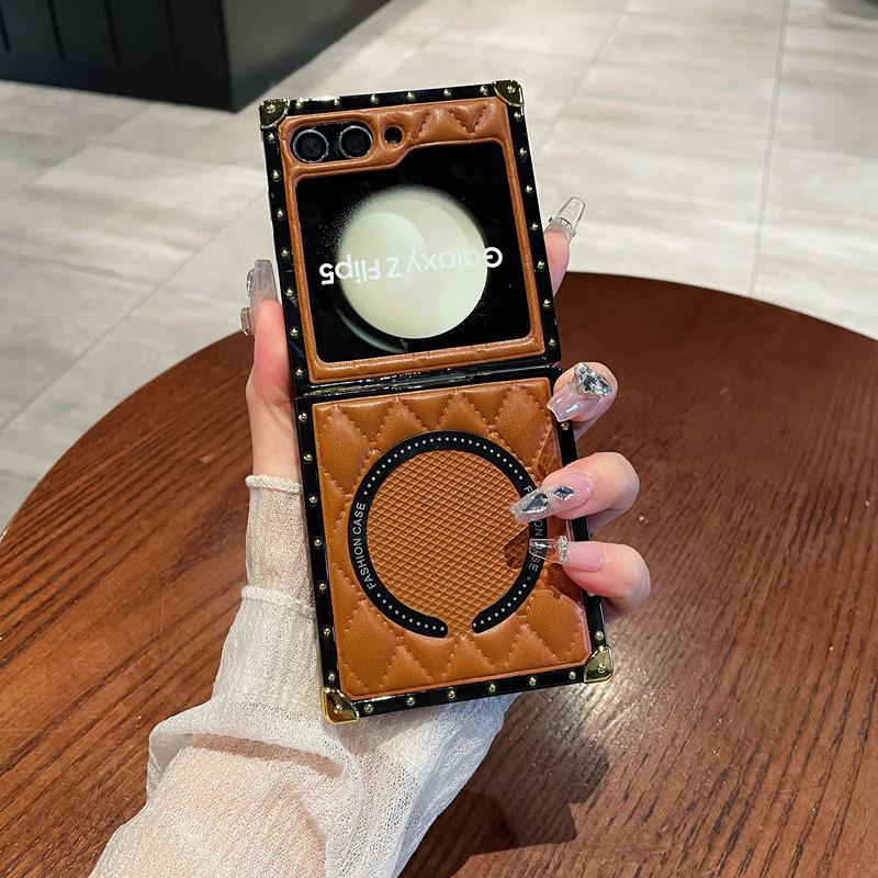 Чехол для телефона с магнитной зарядкой и защитой от падения в европейском и американском стиле для Samsung ZFlip5, ZFlip3, ZFlip4 Samsung ZFLIP 6
Чехол для телефона с магнитной зарядкой и защитой от падения в европейском и американском стиле для Samsung ZFlip5, ZFlip3, ZFlip4 Samsung ZFLIP 6