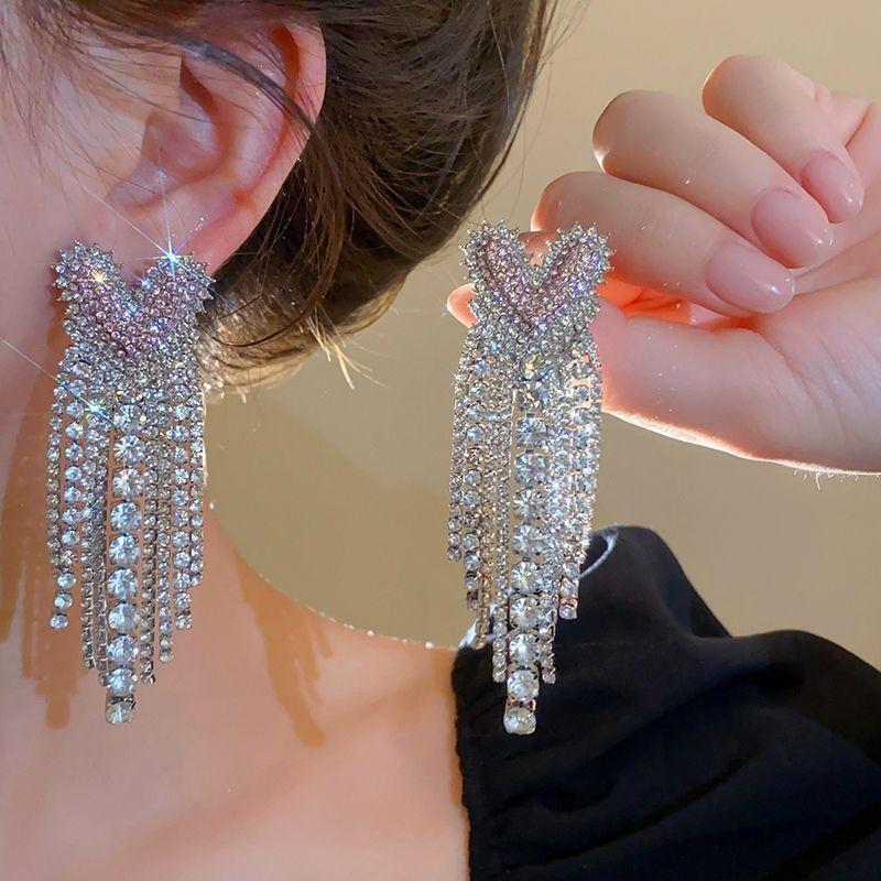 Luxury Full Rhinestone V Shape Tassel Drop Earrings Women Party Wedding Fashion Jewelry 1pair срібний
Luxury Full Rhinestone V Shape Tassel Drop Earrings Women Party Wedding Fashion Jewelry 1pair срібний