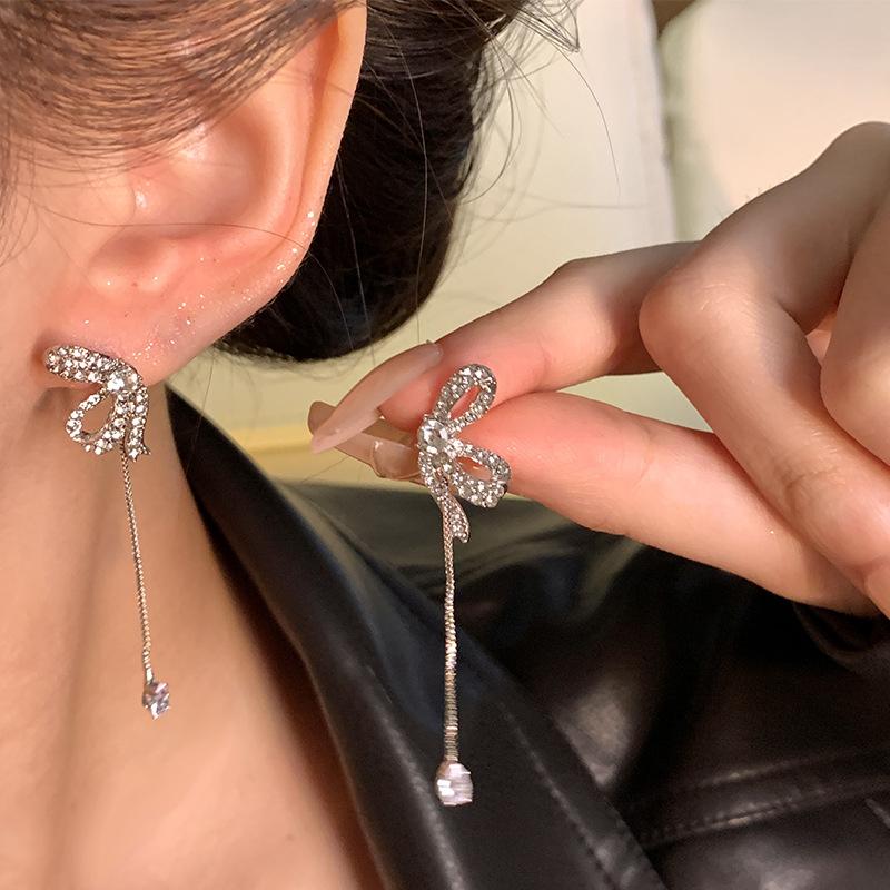 Silver Needle Bow Water Drop Tassel Earrings Women s Light Luxury Premium Temperament Earrings Explosive Unique Ear Jewelry
Silver Needle Bow Water Drop Tassel Earrings Women s Light Luxury Premium Temperament Earrings Explosive Unique Ear Jewelry