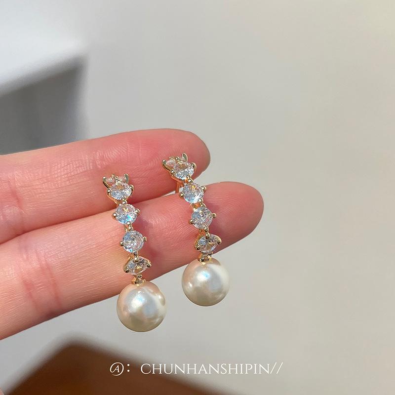 C-shaped design, diamond-encrusted mosquito coil disc, ear clips, fashionable and versatile pearl earrings, high-end light luxury retro earrings 14k
C-shaped design, diamond-encrusted mosquito coil disc, ear clips, fashionable and versatile pearl earrings, high-end light luxury retro earrings 14k