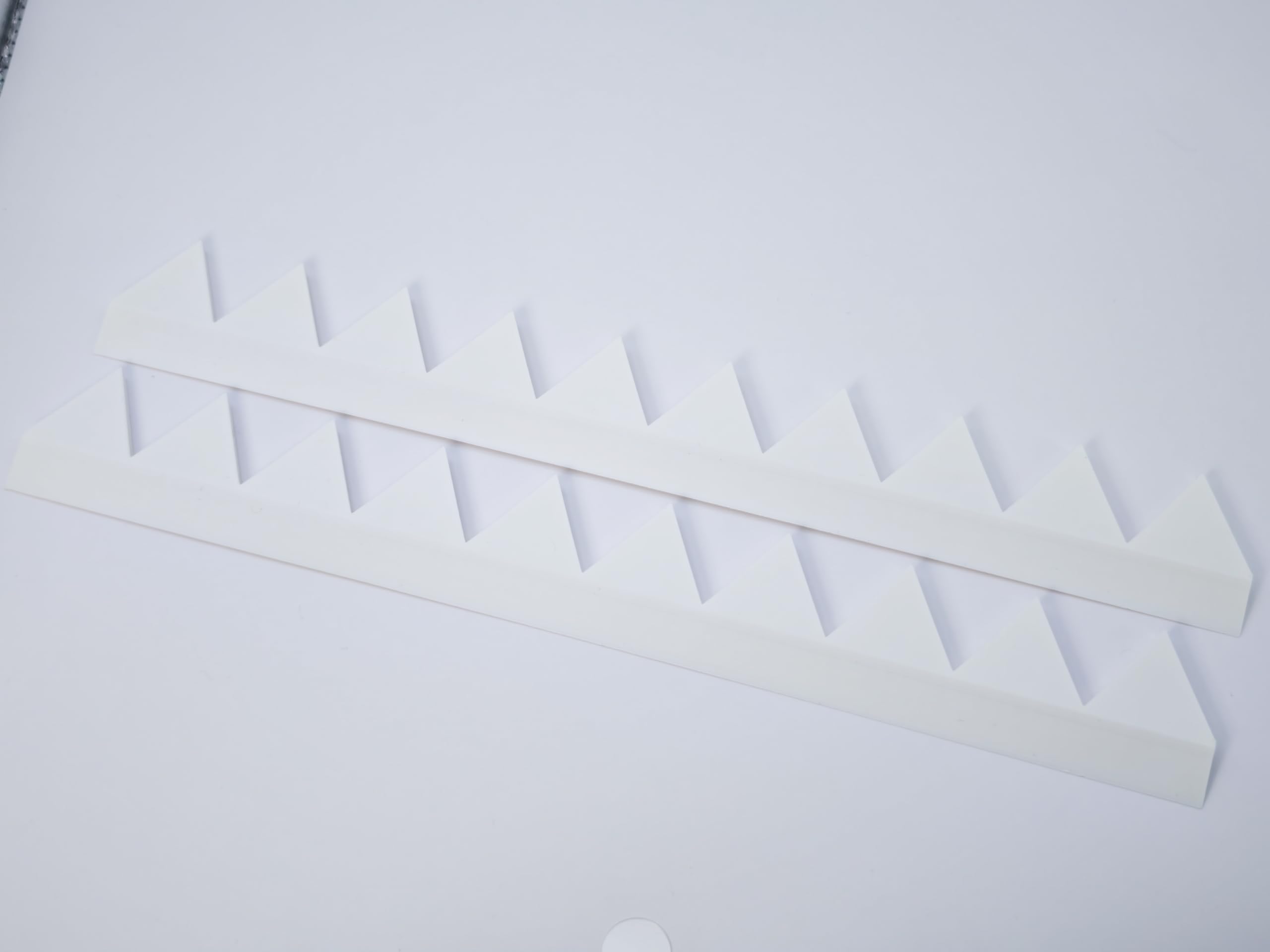 Аэродинамический, из соединяемых белых полос с 10 шевронообразными устройствами, АБС, (2 зуба)
Аэродинамический, из соединяемых белых полос с 10 шевронообразными устройствами, АБС, (2 зуба)