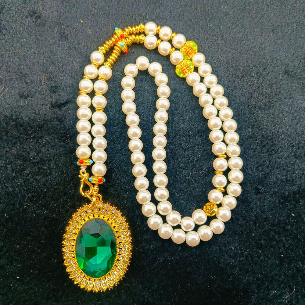 Elegant Gold Diamond-Edged Necklace with Inlaid Green Gemstone
Elegant Gold Diamond-Edged Necklace with Inlaid Green Gemstone
