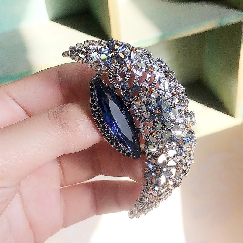 Ancient Crystal Moon Brooch: Retro Fashion Sweater, Scarf, and Coat Pin for Men and Women
Ancient Crystal Moon Brooch: Retro Fashion Sweater, Scarf, and Coat Pin for Men and Women