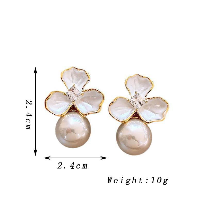 White Imitation Pearl Dangle Earrings for Women Three Petal Spray Painting Flower Drop Earrings Wedding Party Fashion Zircon
White Imitation Pearl Dangle Earrings for Women Three Petal Spray Painting Flower Drop Earrings Wedding Party Fashion Zircon