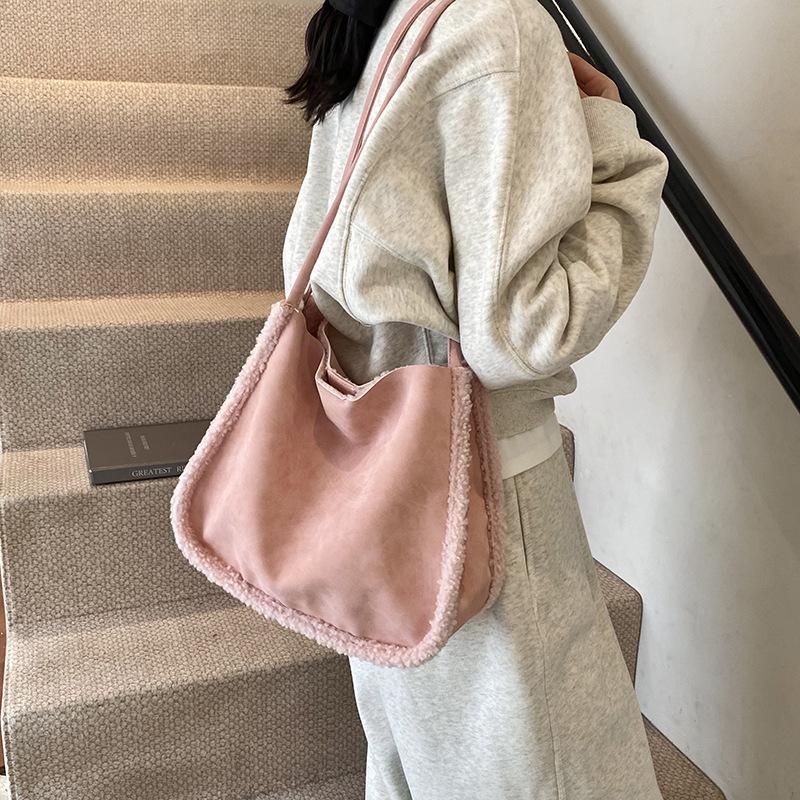 Furry portable large-capacity underarm bag shoulder bag 2025 new furry matte fashion casual women s bag 31*11*28 коричневий
Furry portable large-capacity underarm bag shoulder bag 2025 new furry matte fashion casual women s bag 31*11*28 коричневий
