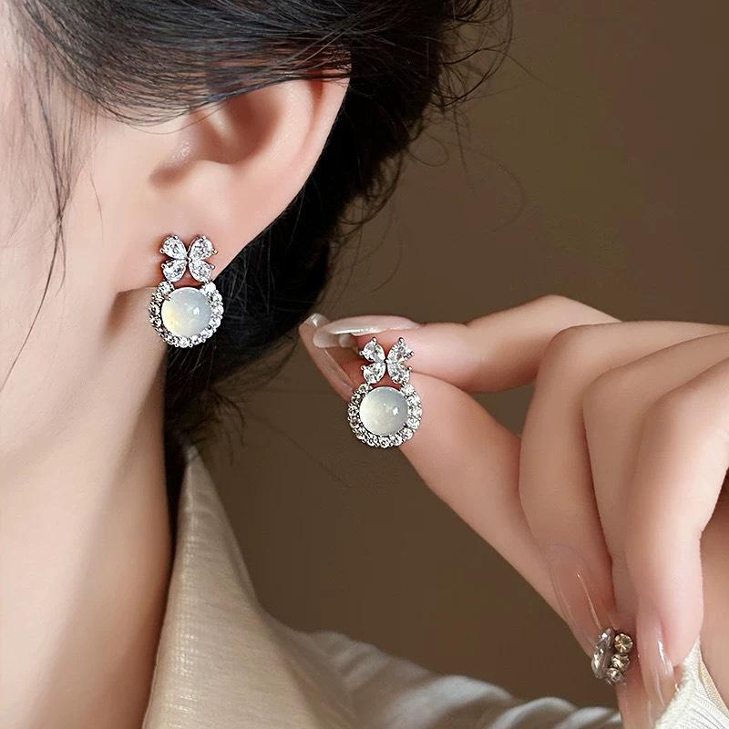 Xiaoxiangfeng ice-transparent natural white jade mosquito coil disc ear clips,exquisite, high-end sense, no ear piercings, designer earrings.
Xiaoxiangfeng ice-transparent natural white jade mosquito coil disc ear clips,exquisite, high-end sense, no ear piercings, designer earrings.