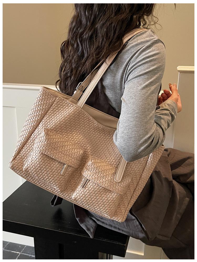 Leisure Commuting Large Capacity Hand-held Tote Bag Women s Bag 2026 Fashionable Single Shoulder Armpit Bag хакі
Leisure Commuting Large Capacity Hand-held Tote Bag Women s Bag 2026 Fashionable Single Shoulder Armpit Bag хакі