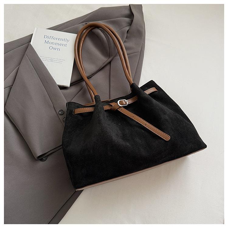 Autumn matte pleated portable tote bag women s 2025 new autumn and winter commuter shoulder bag retro underarm bag чёрный
Autumn matte pleated portable tote bag women s 2025 new autumn and winter commuter shoulder bag retro underarm bag чёрный