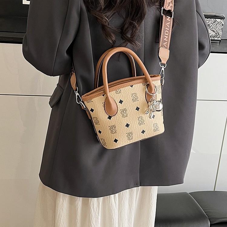Spring and summer new personalized bear printed vegetable basket bag female niche temperament fashionable and versatile daily
Spring and summer new personalized bear printed vegetable basket bag female niche temperament fashionable and versatile daily