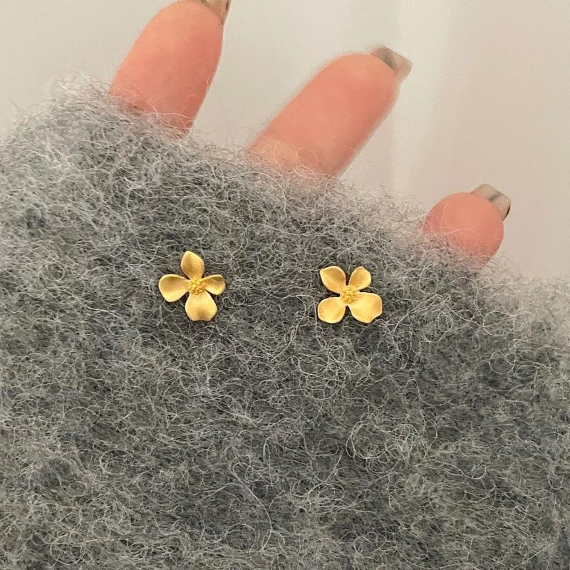 Golden flower stud earrings women s new popular niche design high-end retro light luxury petal earrings earrings
Golden flower stud earrings women s new popular niche design high-end retro light luxury petal earrings earrings