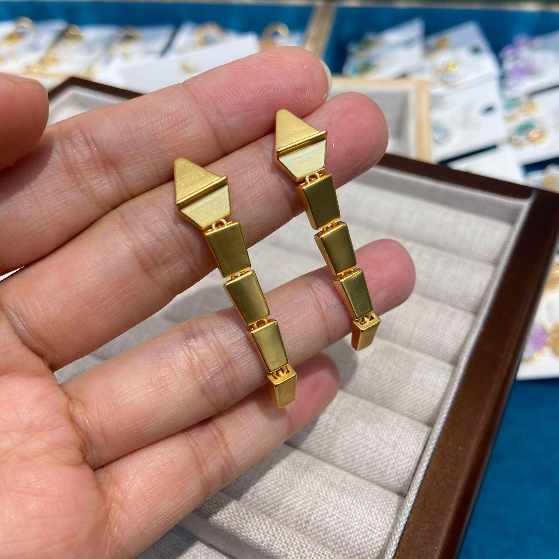 Wran Flowing Gold Snake Shadow Gold-Plated Earrings Women S Light Luxury Personality Earrings Temperament Versatile Premium Earrings
Wran Flowing Gold Snake Shadow Gold-Plated Earrings Women S Light Luxury Personality Earrings Temperament Versatile Premium Earrings