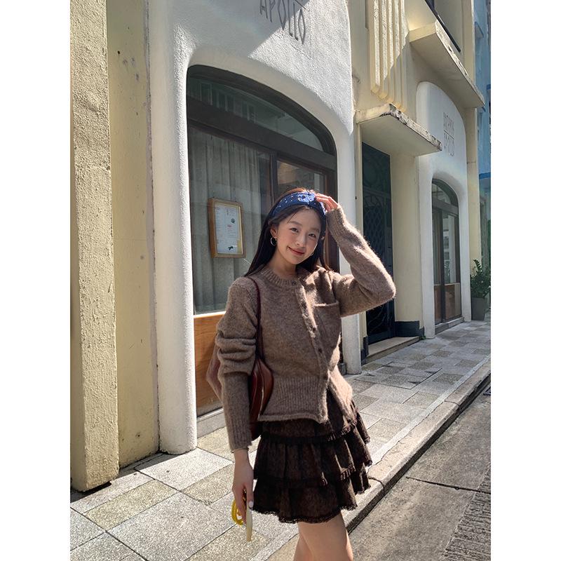 Korean Style 2024 Winter Bandage Design Knitted Cardigan Sweater with Pockets for Women
Korean Style 2024 Winter Bandage Design Knitted Cardigan Sweater with Pockets for Women