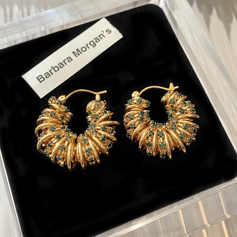 European and American style hollow woven twist earrings emerald zircon winding shape round ear buckle retro niche earrings
European and American style hollow woven twist earrings emerald zircon winding shape round ear buckle retro niche earrings