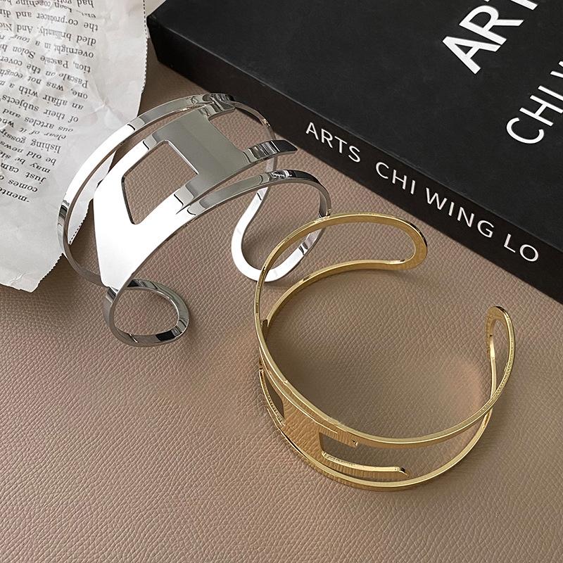Metal double-layer hollow arm ring bracelet niche fashion personality exaggerated bracelet women s simple high-end jewelry
Metal double-layer hollow arm ring bracelet niche fashion personality exaggerated bracelet women s simple high-end jewelry