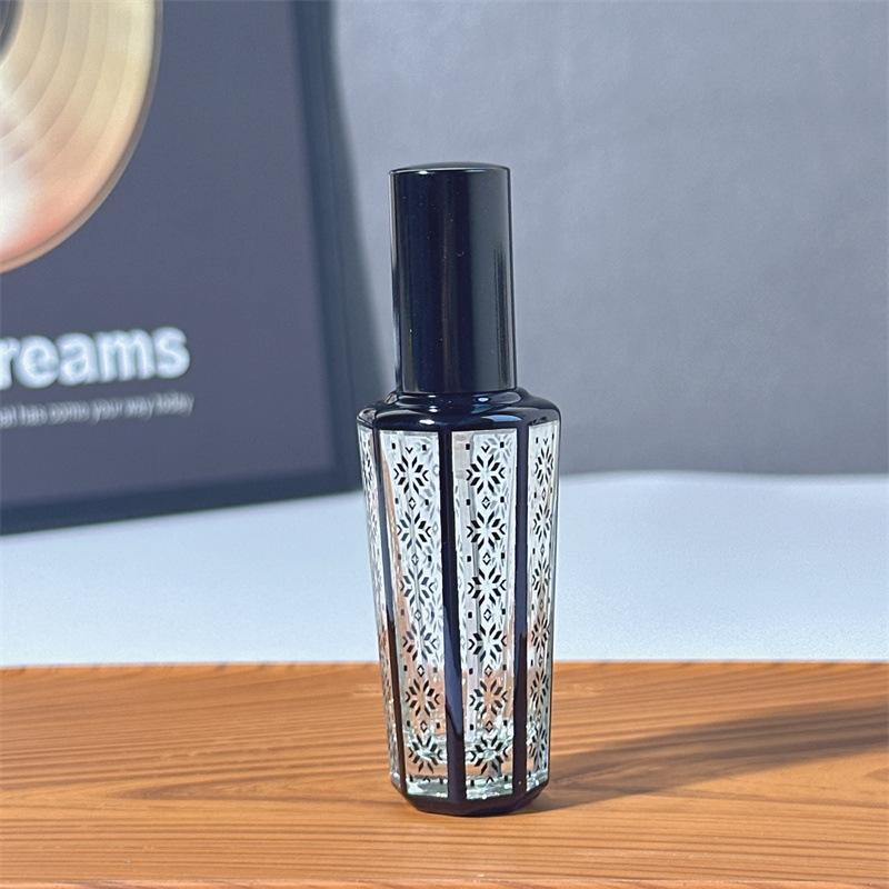 1pc 15ml Vintage Totem Floral Pattern Perfume Refillable Spray Bottle, Portable Travel Perfume Spray Bottle For Storing Perfume
1pc 15ml Vintage Totem Floral Pattern Perfume Refillable Spray Bottle, Portable Travel Perfume Spray Bottle For Storing Perfume