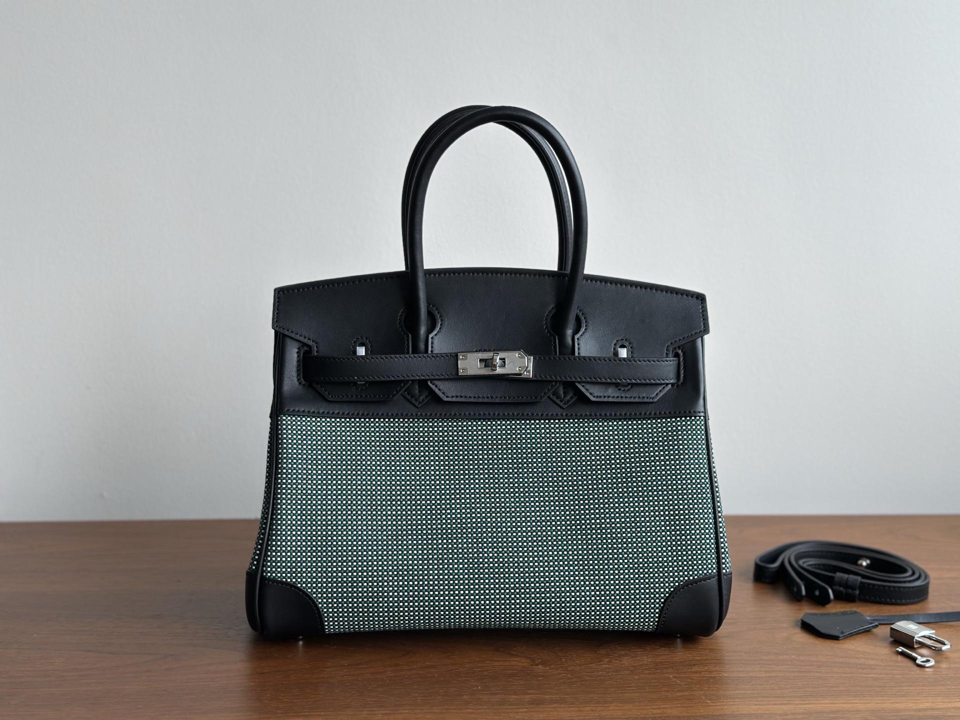 Cartier 30 Титановая Сумка-тоут из кожи Swift с цветными блоками и застежкой-молнией, с одним отделением, Высококлассная ручная женская сумка 30cm чёрный
Cartier 30 Титановая Сумка-тоут из кожи Swift с цветными блоками и застежкой-молнией, с одним отделением, Высококлассная ручная женская сумка 30cm чёрный