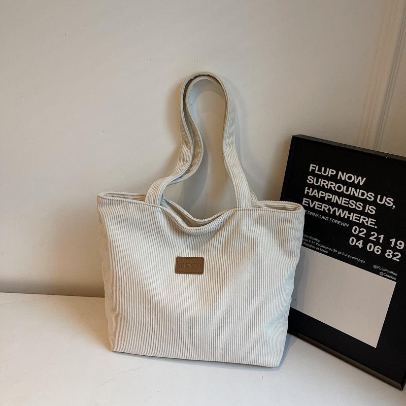 Повседневный стиль однотонный 2025 темперамент новая мода текстура простой популярный зарубежный стиль для работы на плечо подмышечная сумка-тоут
Повседневный стиль однотонный 2025 темперамент новая мода текстура простой популярный зарубежный стиль для работы на плечо подмышечная сумка-тоут