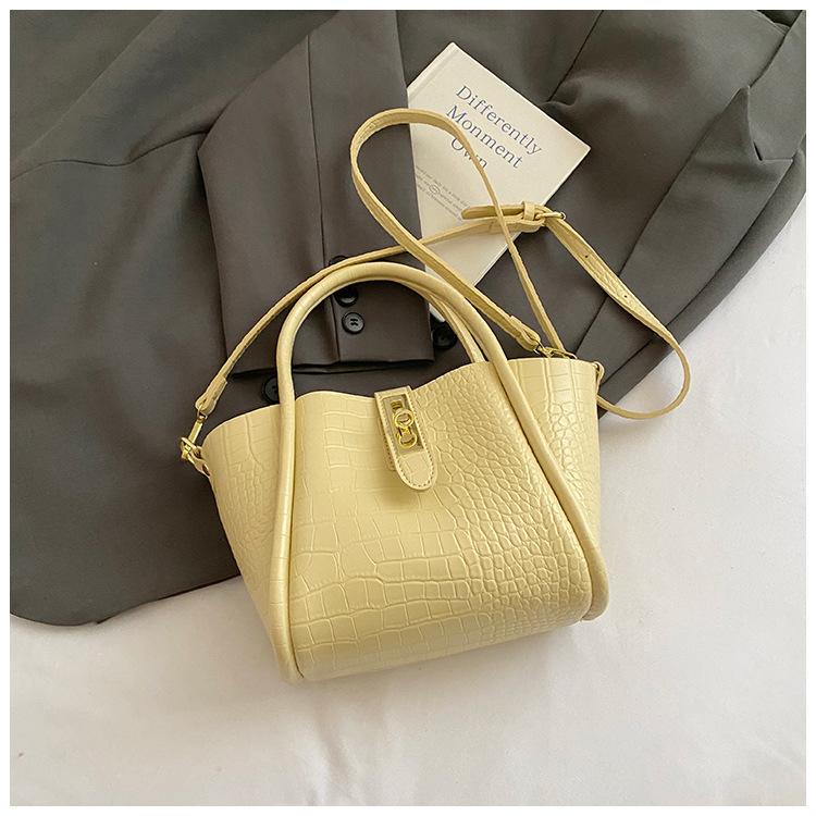 2025 новая летняя мода сумка высокого класса женская на плечо, через плечо, ретро, для выхода в свет, для работы, универсальная сумочка
2025 новая летняя мода сумка высокого класса женская на плечо, через плечо, ретро, для выхода в свет, для работы, универсальная сумочка