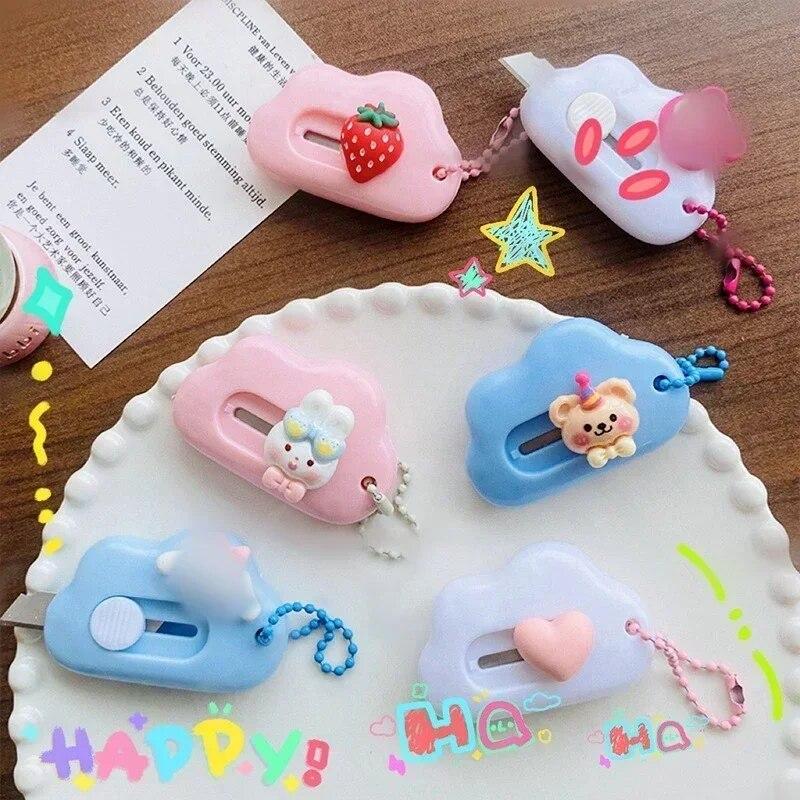 Мини-мультяшный универсальный нож с подвеской Kawaii, резак для бумаги, небольшой портативный резак для коробок для студентов, безопасный складной нож для студентов
Мини-мультяшный универсальный нож с подвеской Kawaii, резак для бумаги, небольшой портативный резак для коробок для студентов, безопасный складной нож для студентов