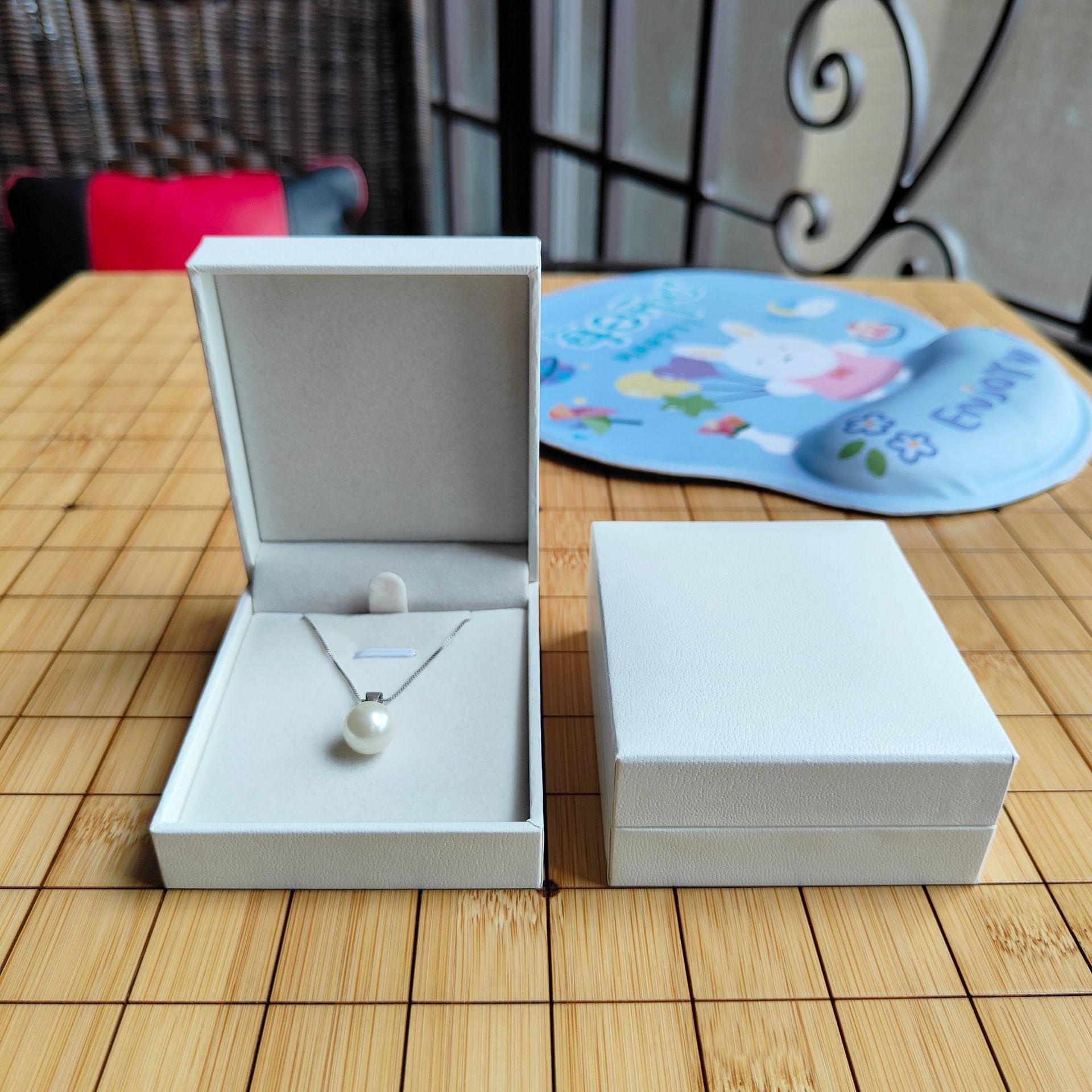 Упаковка ювелірних виробів: Коробки для прикрас, браслетів, сережок та намист
Упаковка ювелірних виробів: Коробки для прикрас, браслетів, сережок та намист