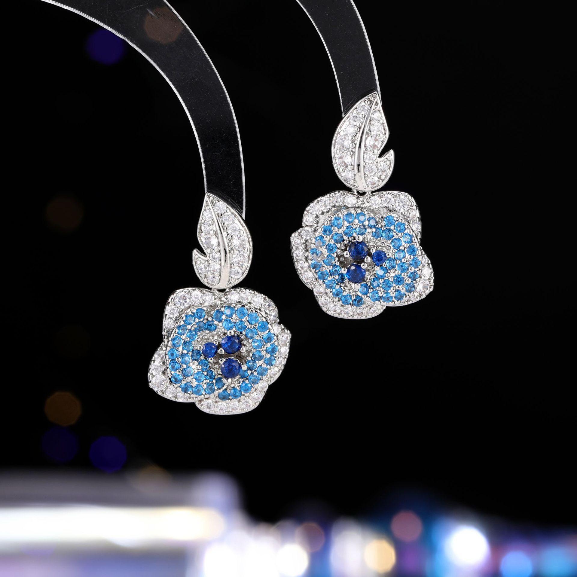 Women s Light Luxury Design Elegant Zircon Three-Dimensional Camellia Earrings Fashionable And Versatile Niche Design Earrings
Women s Light Luxury Design Elegant Zircon Three-Dimensional Camellia Earrings Fashionable And Versatile Niche Design Earrings