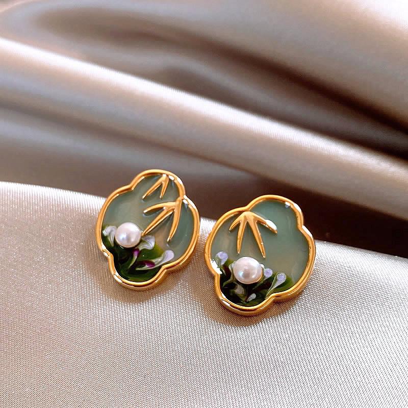 Leaf oil drop pearl stud earrings French Monet style design earrings light luxury high temperament earrings women
Leaf oil drop pearl stud earrings French Monet style design earrings light luxury high temperament earrings women
