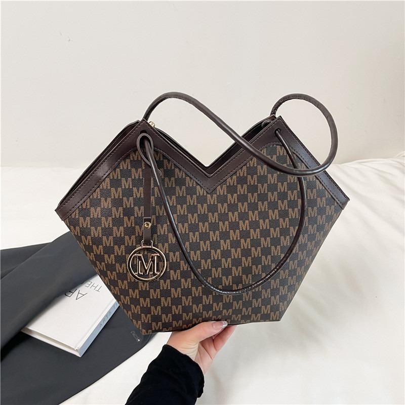 Trend handbag bag temperament mother women shoulder bag summer new irregular large capacity tote bag
Trend handbag bag temperament mother women shoulder bag summer new irregular large capacity tote bag