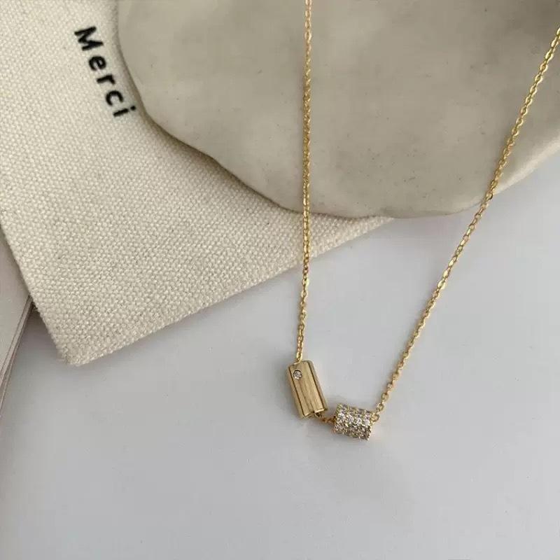Silver-plated 18K Small Waist Double-layer Pendant Necklace Light Luxury Niche Design Cylindrical Clavicle Chain
Silver-plated 18K Small Waist Double-layer Pendant Necklace Light Luxury Niche Design Cylindrical Clavicle Chain