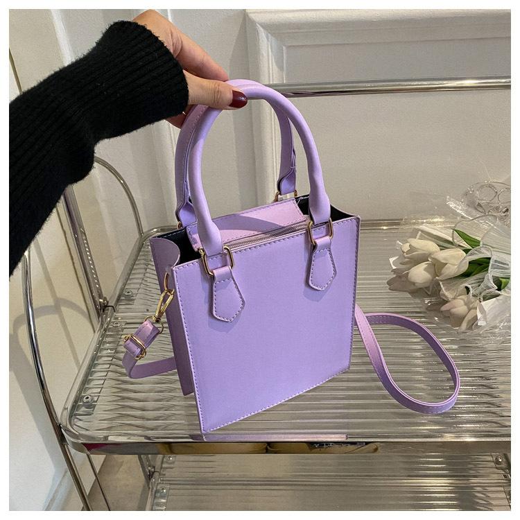 Модная портативная маленькая сумка женские сумки2024 популярная новая универсальная маленькая квадратная сумка простая повседневная сумка через плечо фиолетовый
Модная портативная маленькая сумка женские сумки2024 популярная новая универсальная маленькая квадратная сумка простая повседневная сумка через плечо фиолетовый