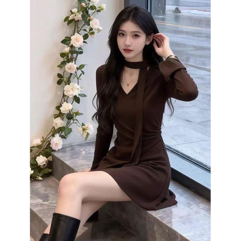 Korean-Style Pleated Base Layer Skirt Dress - Elegant Irregular V-Neck for Autumn/Winter S
Korean-Style Pleated Base Layer Skirt Dress - Elegant Irregular V-Neck for Autumn/Winter S