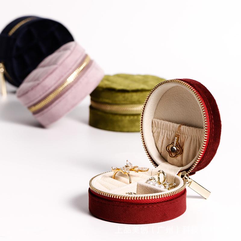 Top Grade Meichuang Portable Jewelry Box Earring Storage Box Circular French Style Small Fragrant Velvet Jewelry Storage Bag
Top Grade Meichuang Portable Jewelry Box Earring Storage Box Circular French Style Small Fragrant Velvet Jewelry Storage Bag