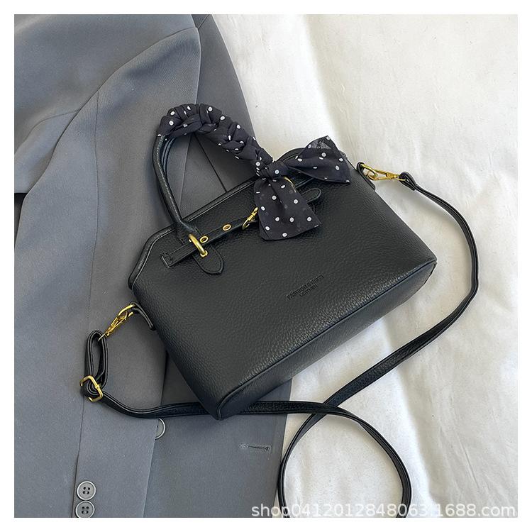 Korean version of fashionable portable shell bag 2025 spring new commuter messenger bag simple casual bucket bag women чёрный
Korean version of fashionable portable shell bag 2025 spring new commuter messenger bag simple casual bucket bag women чёрный