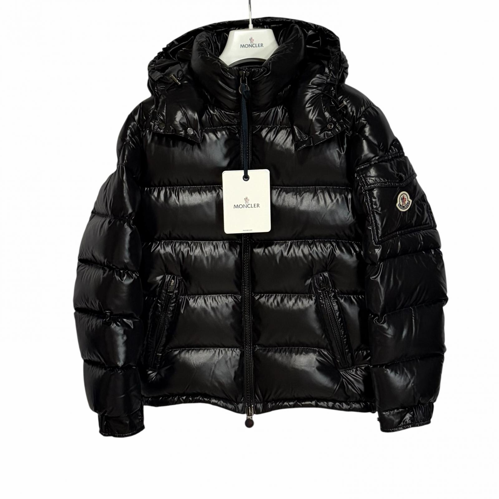 Used MONCLER E2091403660568950 MAYADown jacket Shiny black mens S чорний
Used MONCLER E2091403660568950 MAYADown jacket Shiny black mens S чорний