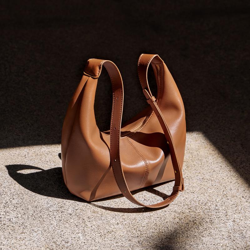 Mrs. Qiao 2025 Autumn Winter New Tote Bag Fashion Underarm Bag Retro Large Capacity Shoulder Bag Commuter Crossbody Bag Upper Width32CM*Lower Wid коричневый
Mrs. Qiao 2025 Autumn Winter New Tote Bag Fashion Underarm Bag Retro Large Capacity Shoulder Bag Commuter Crossbody Bag Upper Width32CM*Lower Wid коричневый