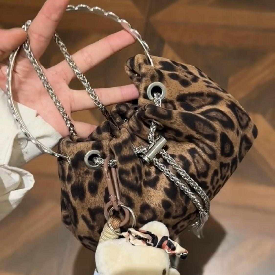 Hot Girl Retro Leopard Pattern Bucket Handbag Women Chic Chains Drawstring Shoulder Bags Ladies Luxury Designer Purses Y2k 2025 17x13x9cm коричневый
Hot Girl Retro Leopard Pattern Bucket Handbag Women Chic Chains Drawstring Shoulder Bags Ladies Luxury Designer Purses Y2k 2025 17x13x9cm коричневый