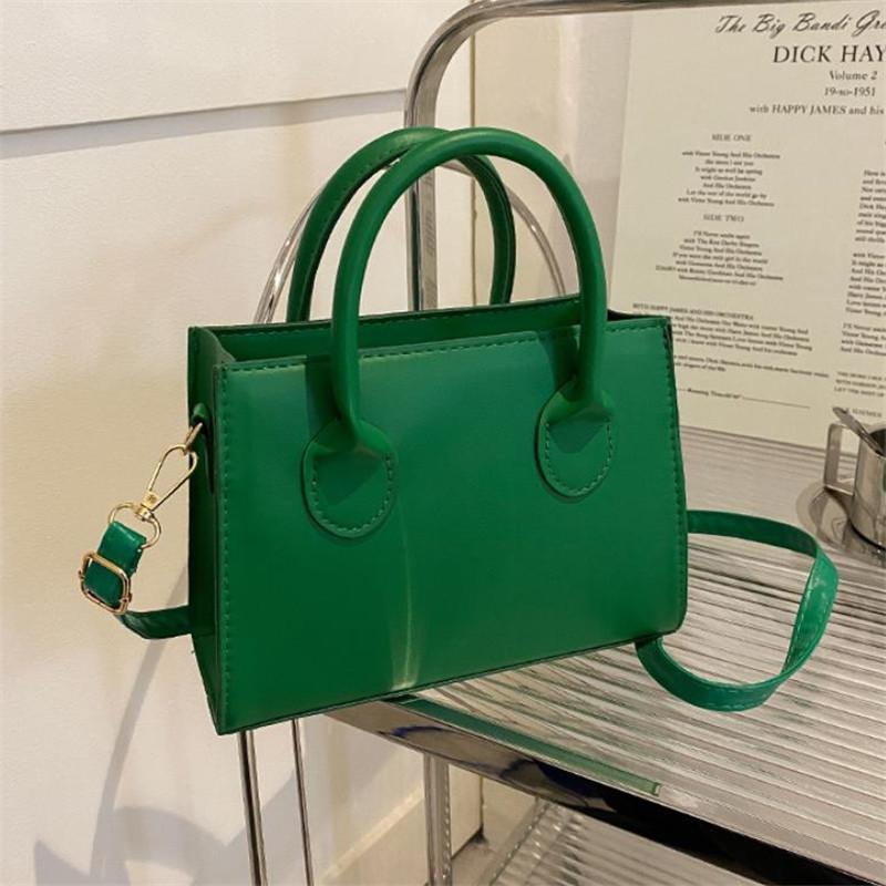 Модная квадратная сумка для женщин, простая мини-сумка через плечо, минималистичная сумка через плечо с верхней ручкой, однотонный кошелек, дизайнерская сумка
Модная квадратная сумка для женщин, простая мини-сумка через плечо, минималистичная сумка через плечо с верхней ручкой, однотонный кошелек, дизайнерская сумка