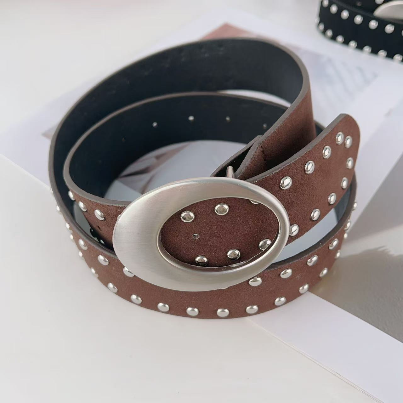 European and American personality versatile leather rivet waist chain women s fashion retro simple belt design sense niche jewelry
European and American personality versatile leather rivet waist chain women s fashion retro simple belt design sense niche jewelry