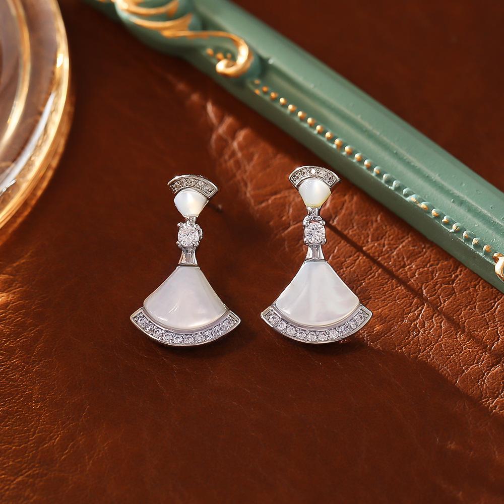 Explosive Fan-shaped Earrings with A Sense of Luxury, Fashion, and Light Luxury Temperament. Exquisite and Versatile Earrings for Little Fairies
Explosive Fan-shaped Earrings with A Sense of Luxury, Fashion, and Light Luxury Temperament. Exquisite and Versatile Earrings for Little Fairies