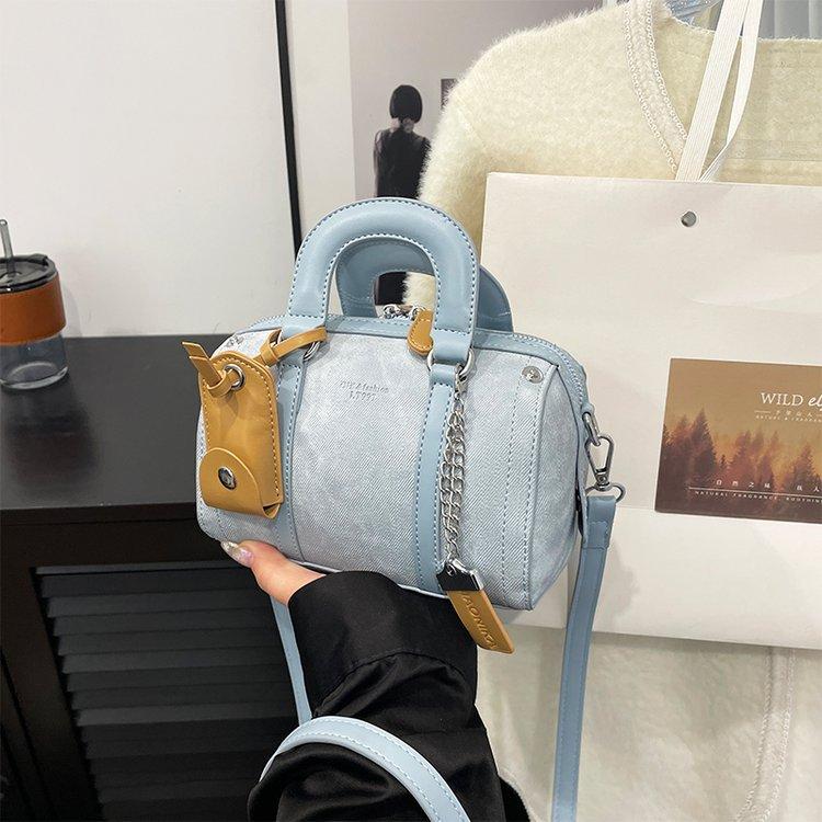 This year, the popular portable small bag, women s 2025 new fashion pillow bag, versatile messenger bag 18*8*13 синій
This year, the popular portable small bag, women s 2025 new fashion pillow bag, versatile messenger bag 18*8*13 синій