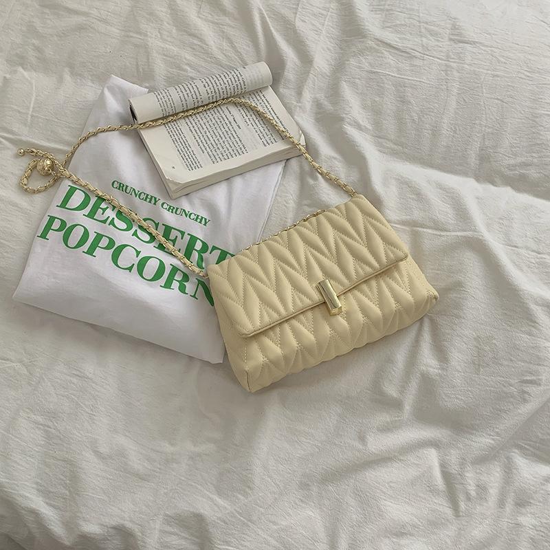 Korean version of textured bag women s 2025 spring new diamond chain bag versatile simple shoulder underarm bag messenger bag
Korean version of textured bag women s 2025 spring new diamond chain bag versatile simple shoulder underarm bag messenger bag