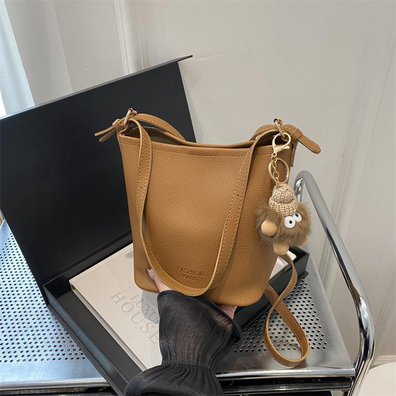 Women s bag 2025 new fashion simple foreign style texture trend versatile bucket bag
Women s bag 2025 new fashion simple foreign style texture trend versatile bucket bag