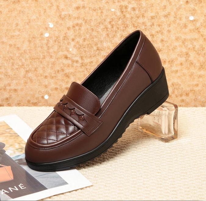 Модные ретро черные лоферы для женщин весна новые удобные из мягкой кожи на низком каблуке одинарная обувь женские танкетки офисная обувь 35
Модные ретро черные лоферы для женщин весна новые удобные из мягкой кожи на низком каблуке одинарная обувь женские танкетки офисная обувь 35