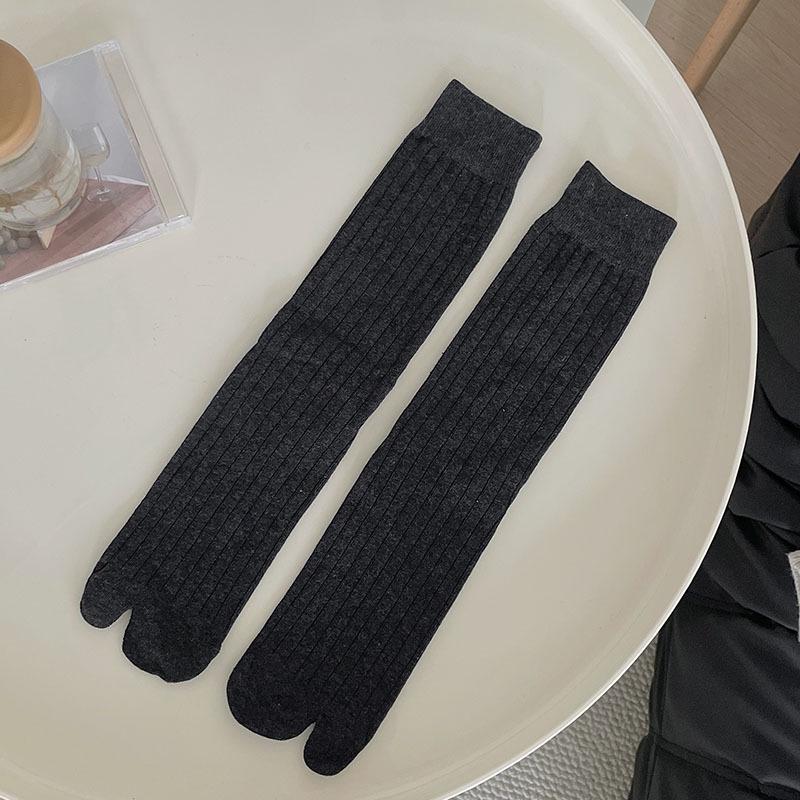 Women s Japanese Minimalist Split-Toe Mid-Calf Socks with Vertical Stripes, Perfect for Autumn and Winter, Black and White Geta Flip-Flop Style. One Size темно-серого
Women s Japanese Minimalist Split-Toe Mid-Calf Socks with Vertical Stripes, Perfect for Autumn and Winter, Black and White Geta Flip-Flop Style. One Size темно-серого
