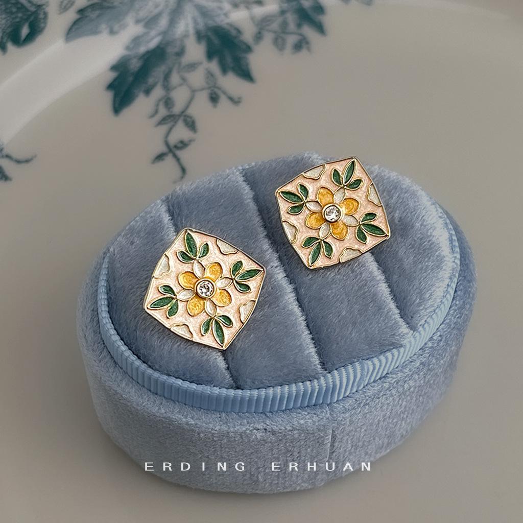 Design Guochao pattern enamel drop glaze 925 silver needle color retention personalized niche design earrings, stud earrings
Design Guochao pattern enamel drop glaze 925 silver needle color retention personalized niche design earrings, stud earrings