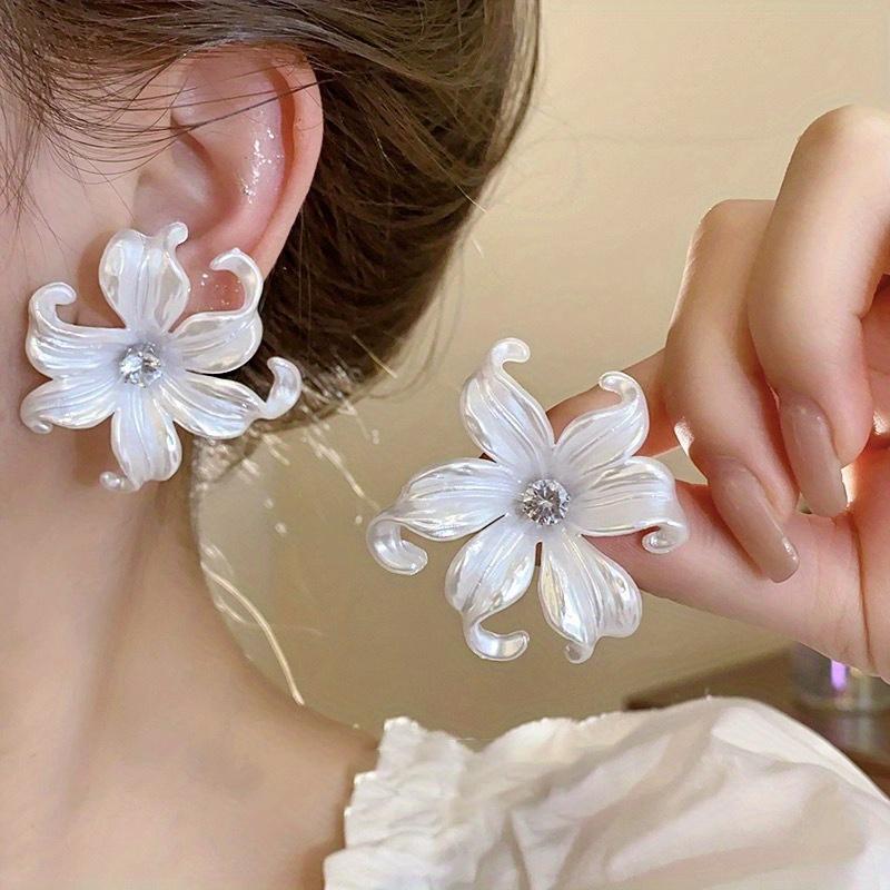 Белые цветочные серьги-гвоздики, элегантные уникальные гвоздики, инкрустация блестящими стразами, преувеличенные летние аксессуары для женщин белый
Белые цветочные серьги-гвоздики, элегантные уникальные гвоздики, инкрустация блестящими стразами, преувеличенные летние аксессуары для женщин белый