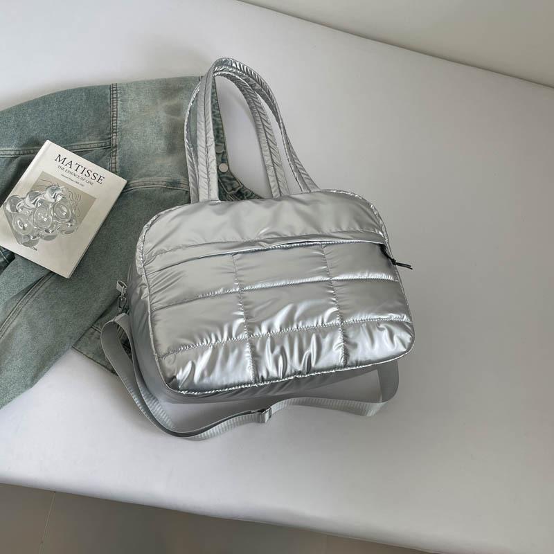 New solid color soft quilted women s handbag shoulder underarm bag lightweight and simple large-capacity handbag серебряный
New solid color soft quilted women s handbag shoulder underarm bag lightweight and simple large-capacity handbag серебряный