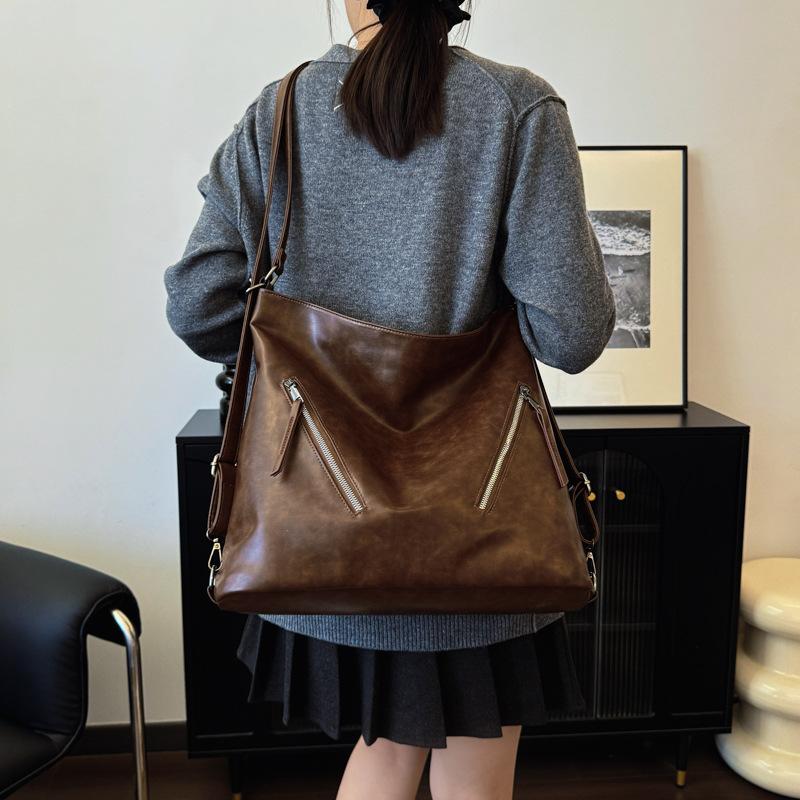 Fashion texture casual tote bag 2025 autumn and winter new large-capacity backpack commuter shoulder bag 40*15*35 чёрный
Fashion texture casual tote bag 2025 autumn and winter new large-capacity backpack commuter shoulder bag 40*15*35 чёрный