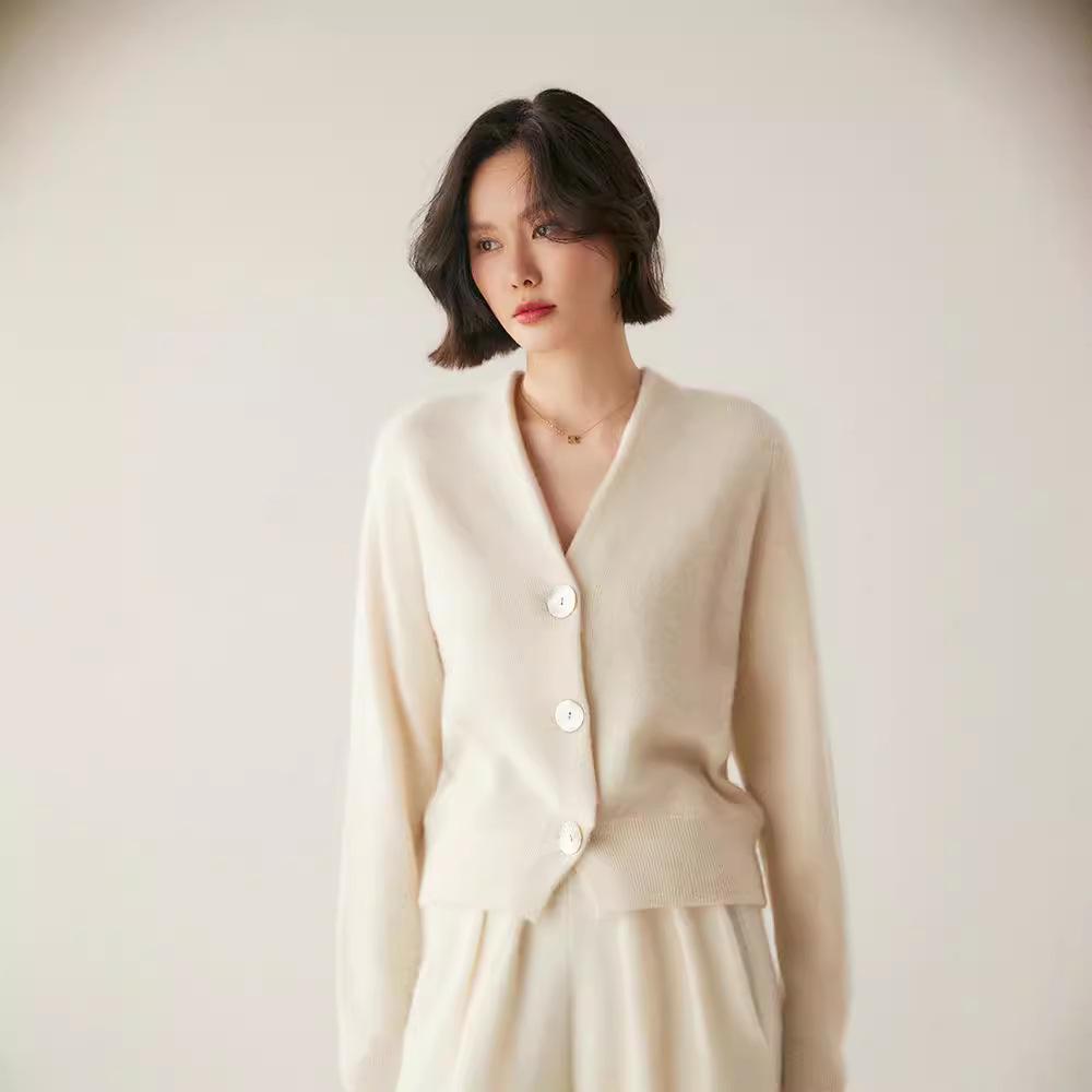 Women s V-Neck Wool Cardigan: Autumn/Winter Long Sleeve Loose Slimming Cashmere Sweater Coat. Large
Women s V-Neck Wool Cardigan: Autumn/Winter Long Sleeve Loose Slimming Cashmere Sweater Coat. Large
